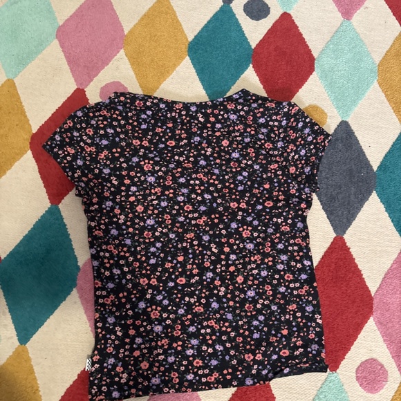 Women’s low neck tee shirt size medium - Picture 2 of 2